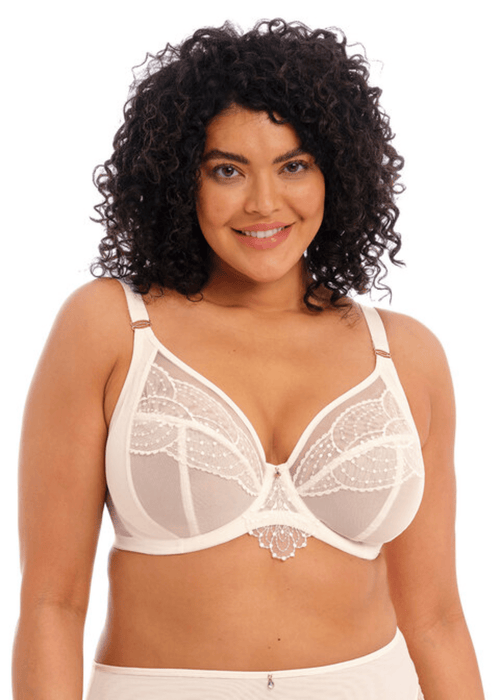 Model in Priya Plunge BH Vanilla Voorzijde