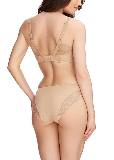 Model in Fantasie Rebecca lace sand setje achterzijde