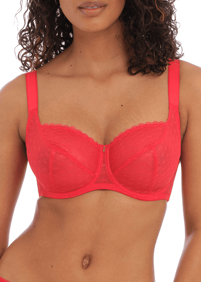 Model in Signature Balconette BH Chilli Red Voorzijde