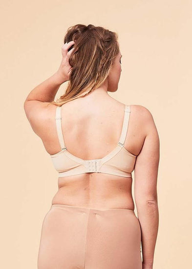 Rug van model in Cake Sugarcandy Beugelloze BH Light Nude