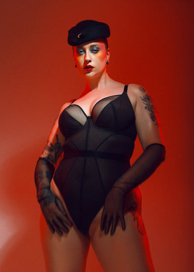 Superbra Model in Gossard Sheer Stripe Body Zwart voorzijde