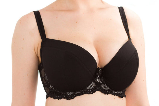 Model in S Leela Padded BH Zwart voorzijde
