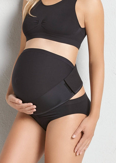 Model in Anita Zwangerschapssteunband Zwart